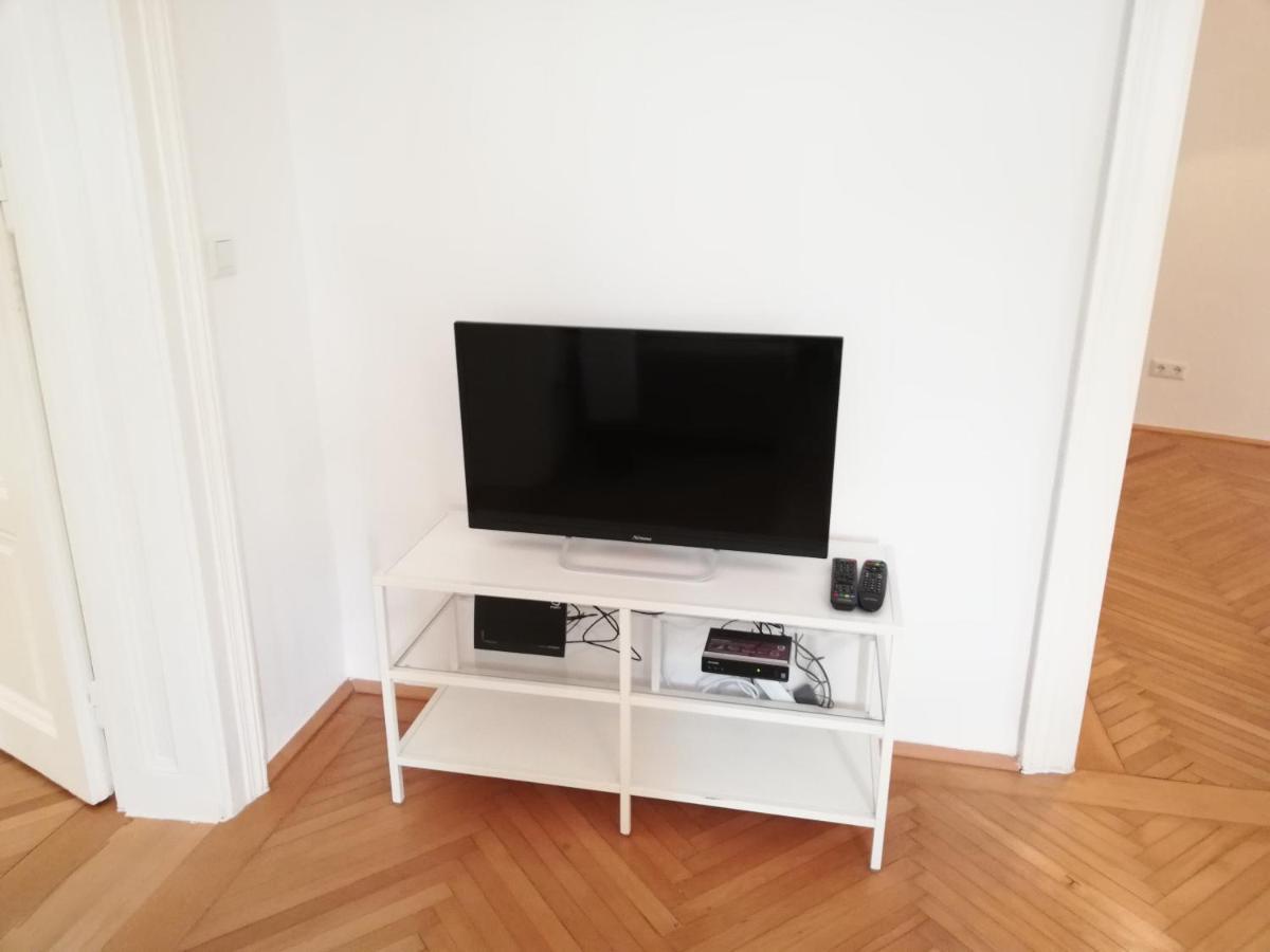 Central Living Apartments - Schoenbrunn Виена Екстериор снимка