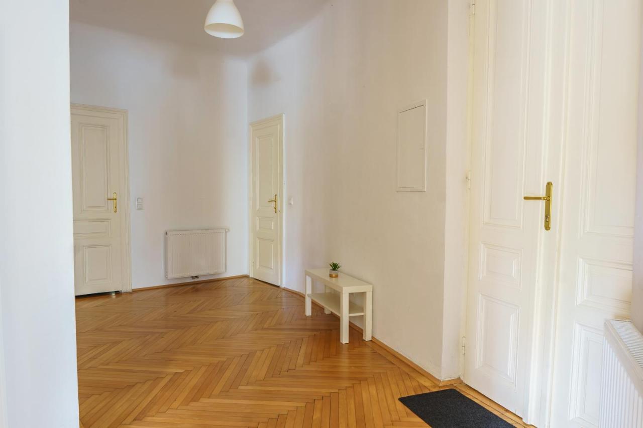 Central Living Apartments - Schoenbrunn Виена Екстериор снимка