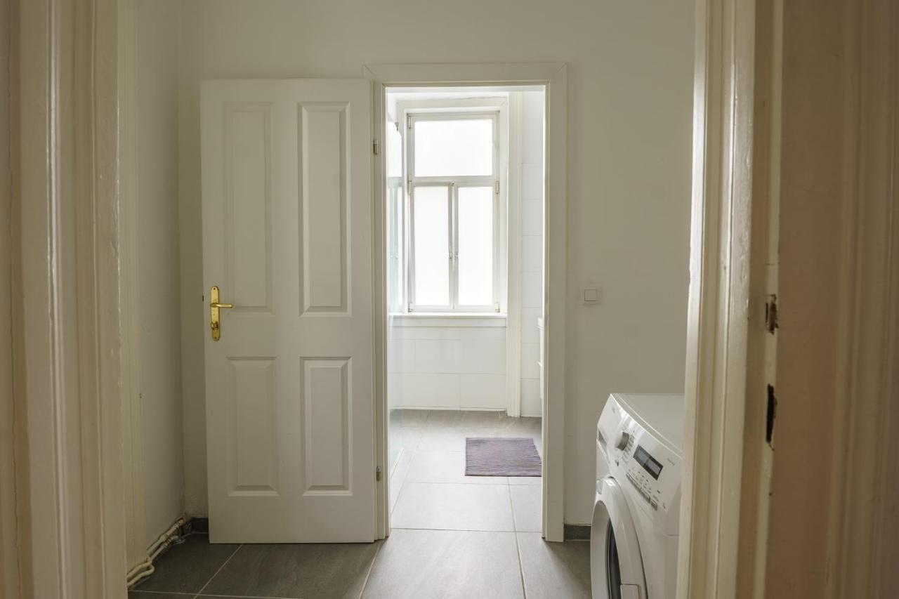 Central Living Apartments - Schoenbrunn Виена Екстериор снимка