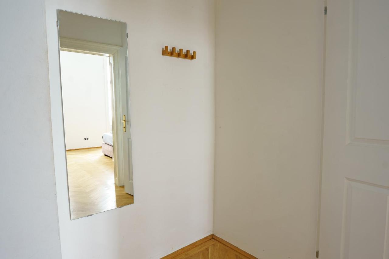 Central Living Apartments - Schoenbrunn Виена Екстериор снимка